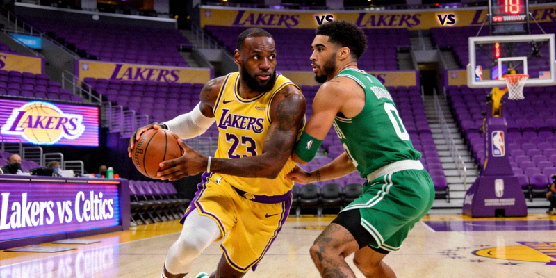 洛杉矶湖人队与波士顿凯尔特人队NBA常规赛对决，詹姆斯与塔图姆场上对位精彩画面